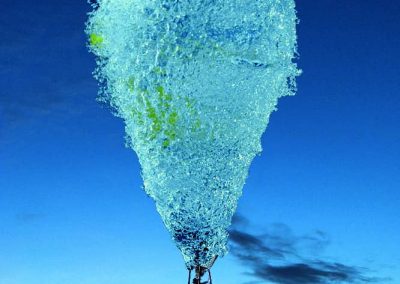 montage d'une montgolfière en forme de ballon d'eau