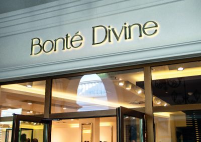 enseigne lumineuse façade bonté divine