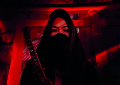 montage d'une femme ninja sur fond rouge